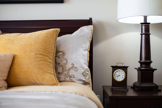 AL_Cedar_Suite_1B_436_Sq._Ft._Bed_Pillows-1